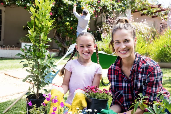 Mother and daughter gardening together — Stock Photo, Image