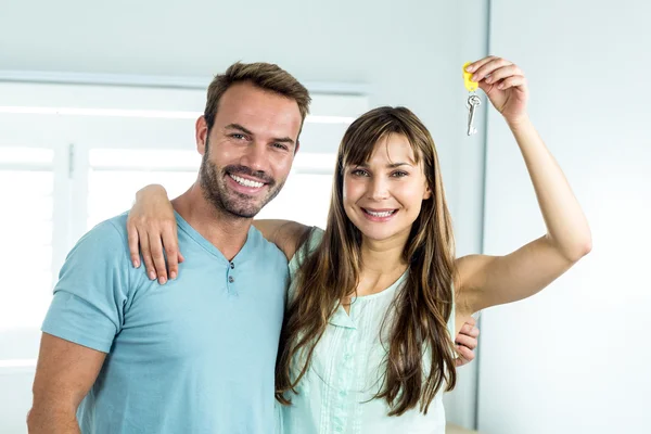 Pareja mostrando llave de la casa — Foto de Stock