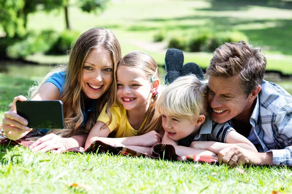 Família tomando selfie no parque — Fotografia de Stock