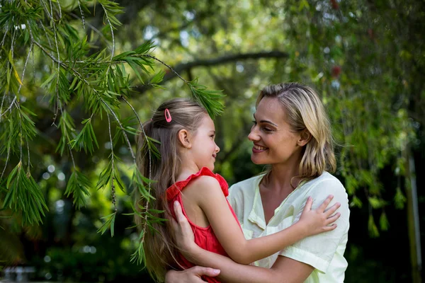 Mor allomfattande dotter i gården — Stockfoto