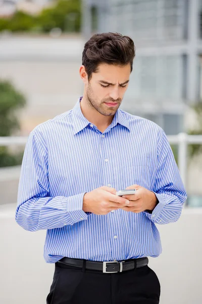 Zakenman van het tekstoverseinen op telefoon — Stockfoto