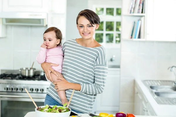 Matka z dzieckiem przez licznik kuchnia — Zdjęcie stockowe