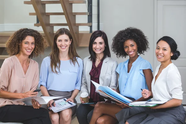 Collègues femmes d'affaires assis ensemble — Photo