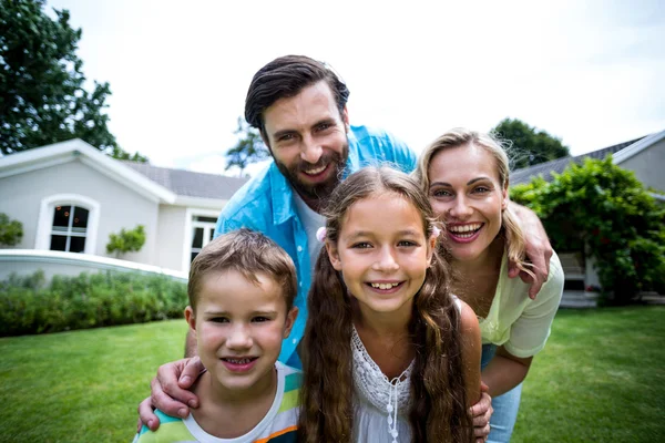 Familie staande buiten huis in tuin — Stockfoto