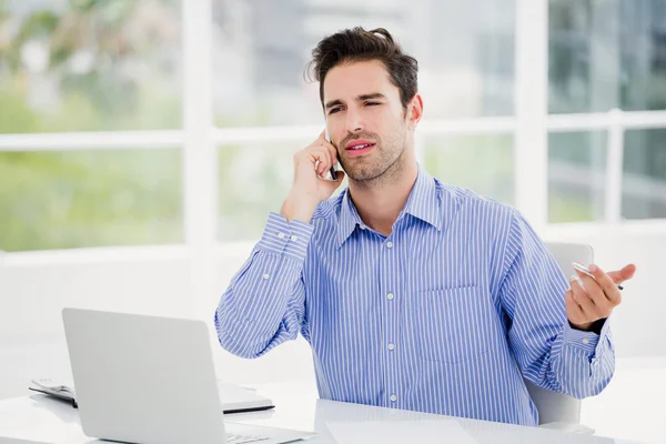 Businessman talking on mobile phone — Stock Photo, Image