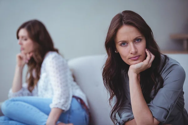 Kvinnan ignorerar vän efter argument — Stockfoto