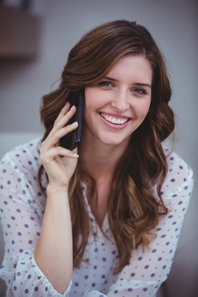 Mulher falando ao telefone — Fotografia de Stock