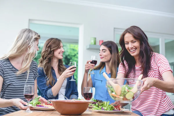 Vänner hålla glas rött vin — Stockfoto
