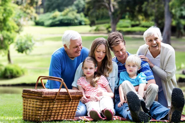 Família fazendo piquenique — Fotografia de Stock