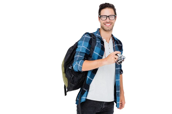 Uomo che trasporta zaino e tiene la macchina fotografica — Foto Stock