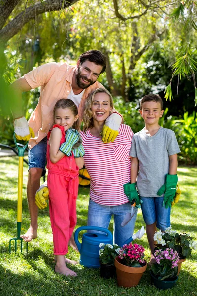 Rodina s zahradní technika — Stock fotografie