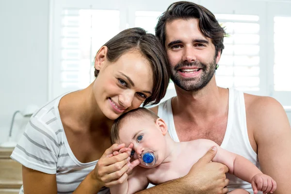 Padres con bebé niño en el dormitorio —  Fotos de Stock