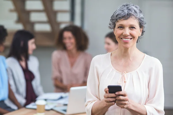 Affärskvinna som använder mobiltelefon — Stockfoto