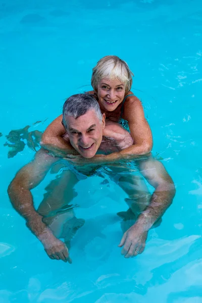 Äldre par njuter i poolen — Stockfoto
