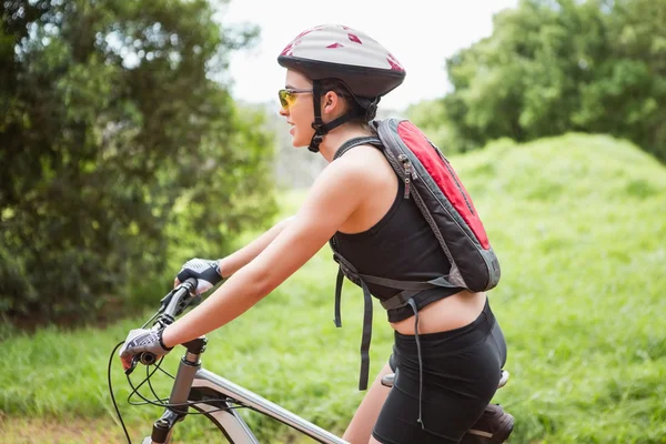 Frau fährt Fahrrad — Stockfoto