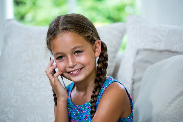 Meisje praten op mobiele telefoon thuis — Stockfoto