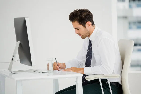 Geschäftsmann nutzt Computer — Stockfoto