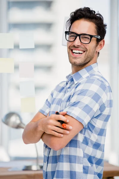 Man står med markören i office — Stockfoto