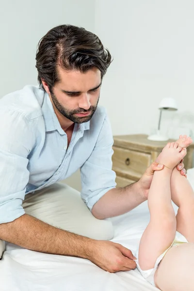 Padre che cambia pannolino di figlio — Foto Stock