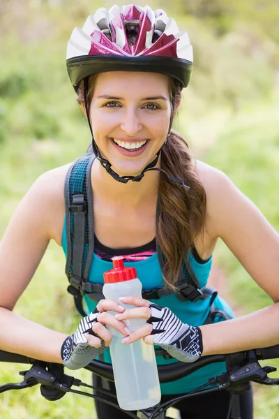 Woman standing next to bike — Stock Photo, Image