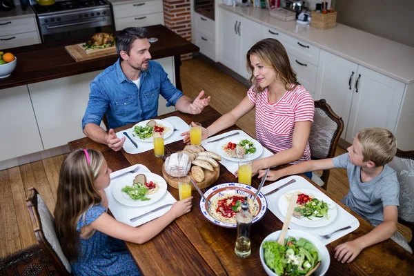 キッチンで食事を持っている家族 — ストック写真