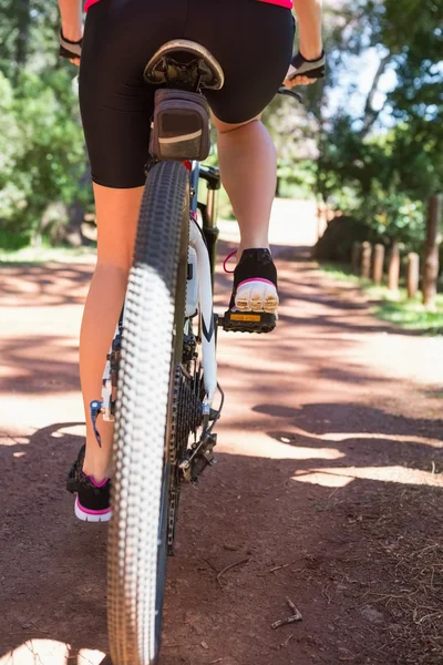 Vrouw fietsen op platteland — Stockfoto