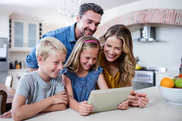 Родители и дети с помощью цифрового планшета — стоковое фото