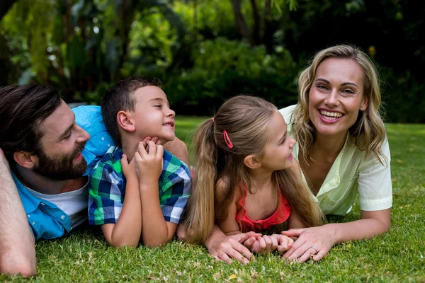 Padre e hijos mirando a la madre —  Fotos de Stock