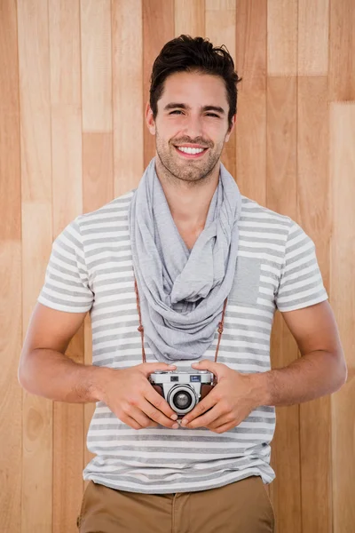 Glimlachende man die met camera — Stockfoto