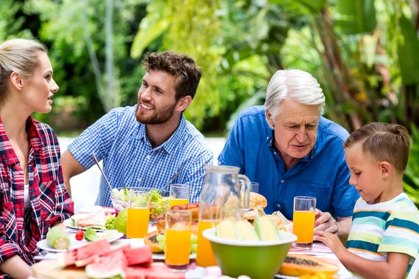 Familia comunicándose en el patio — Foto de Stock