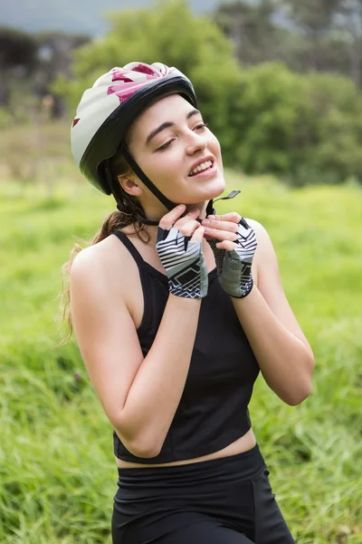 Frau streift Helm — Stockfoto