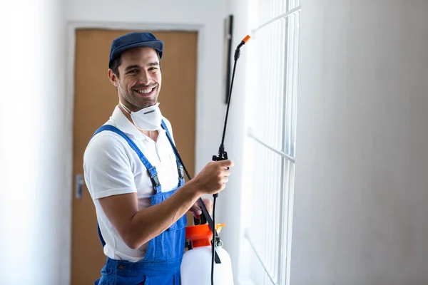 Bestrijdingsmiddelen werknemer met sproeier — Stockfoto