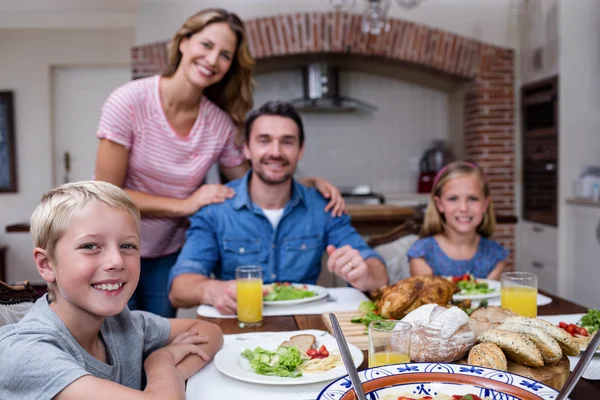 Família tendo refeição na cozinha — Fotografia de Stock