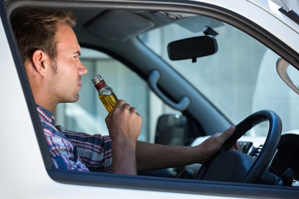 Man drinking beer while driving — Stock Photo, Image