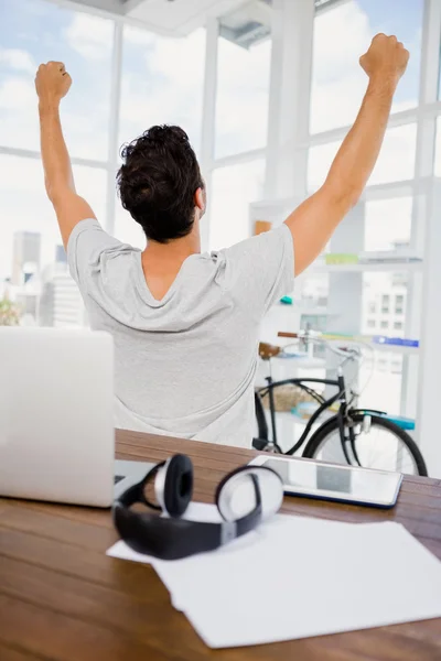 Mann jubelt an seinem Schreibtisch — Stockfoto