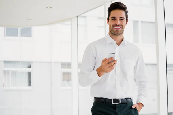 Hombre de negocios está sosteniendo smartphone — Foto de Stock