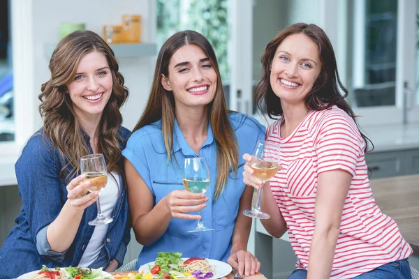 Vrienden houden glazen wijn — Stockfoto