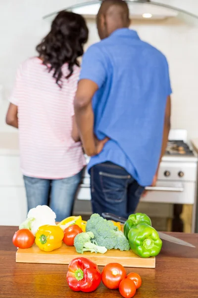 Tagliere, verdura, coltello — Foto Stock