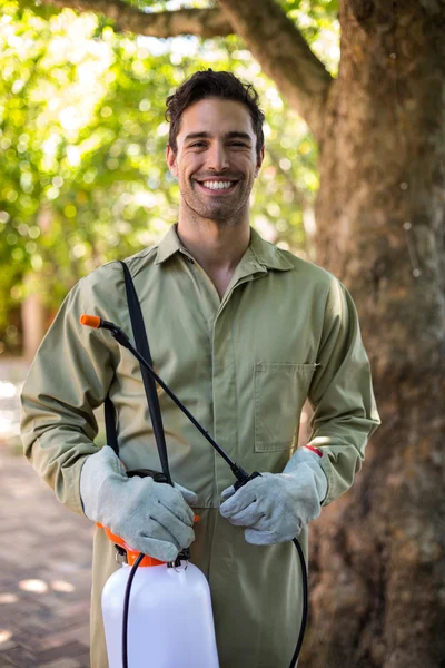 Werknemer met Insecticide sproeier — Stockfoto
