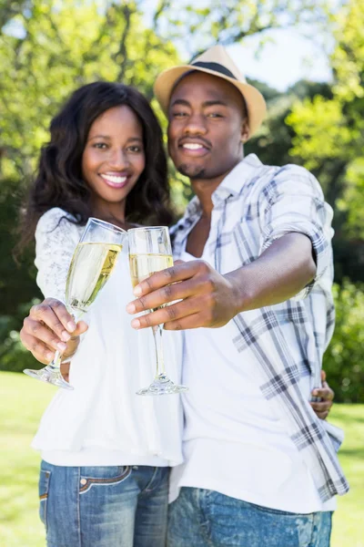 Casal brindar copos de champanhe — Fotografia de Stock