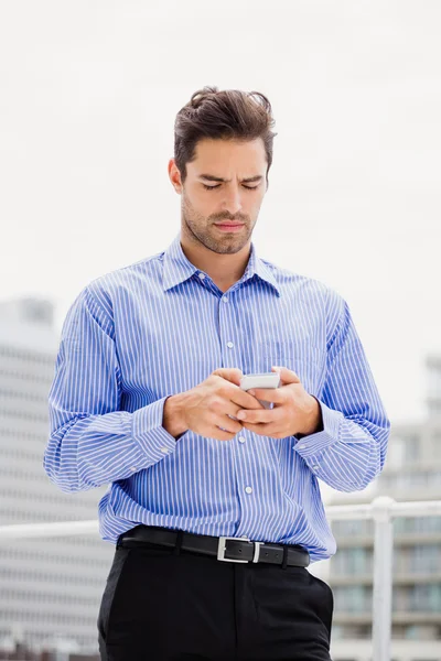 Businessman text messaging on phone — Stock Photo, Image