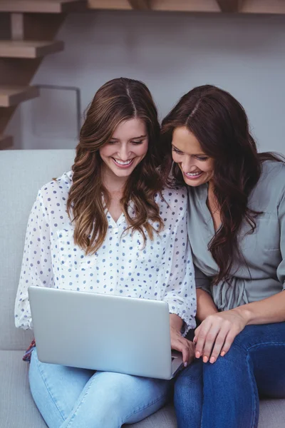 Kvinnor använder laptop i vardagsrum — Stockfoto