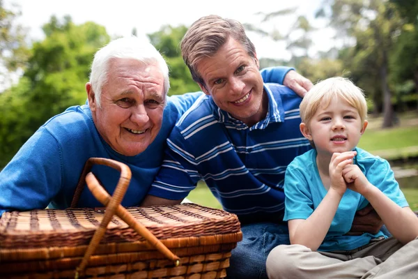 Familie met picknick — Stockfoto