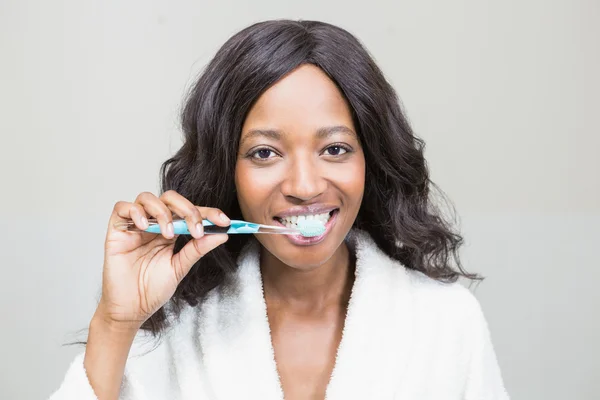 Young woman brushing her teeth — Stock Photo, Image