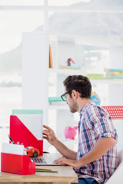 Homme travaillant à son bureau — Photo