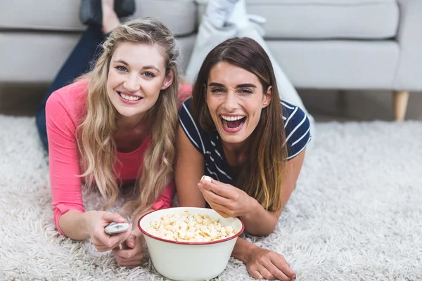 Women having popcorn and watching television — Stock Photo, Image