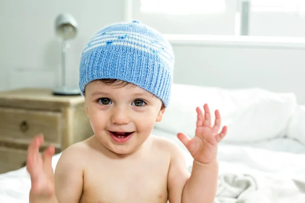 Bambino ragazzo indossa cappello di maglia — Foto Stock