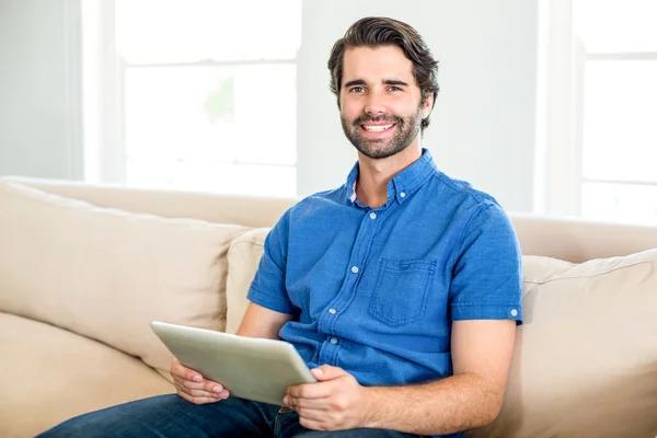 Pohledný muž pomocí digitálních tablet — Stock fotografie