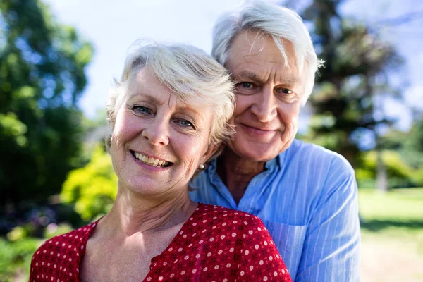 Couple embrassant dans le parc — Photo