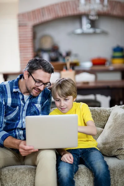 Vader en zoon met laptop — Stockfoto